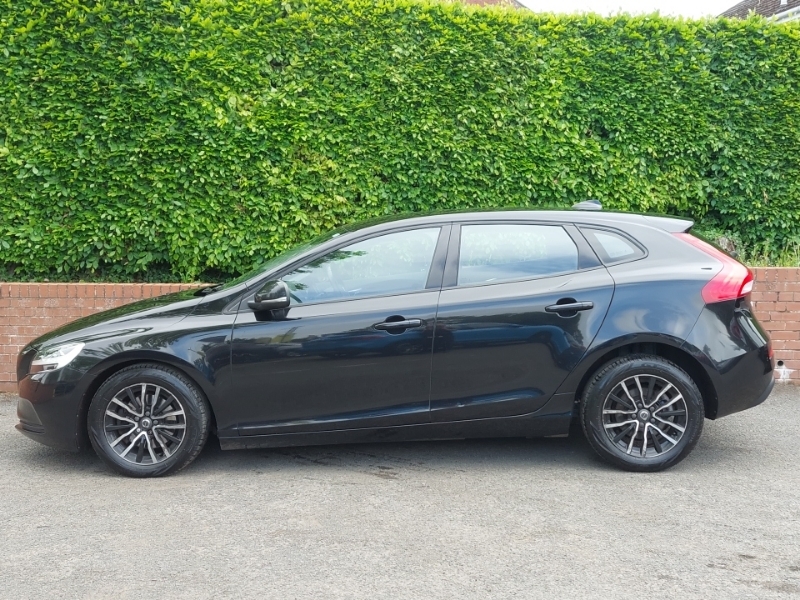 Volvo V40 T2 122 Momentum Black #4