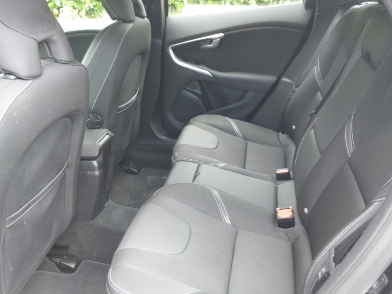 Volvo V40 T2 122 Momentum Black #6