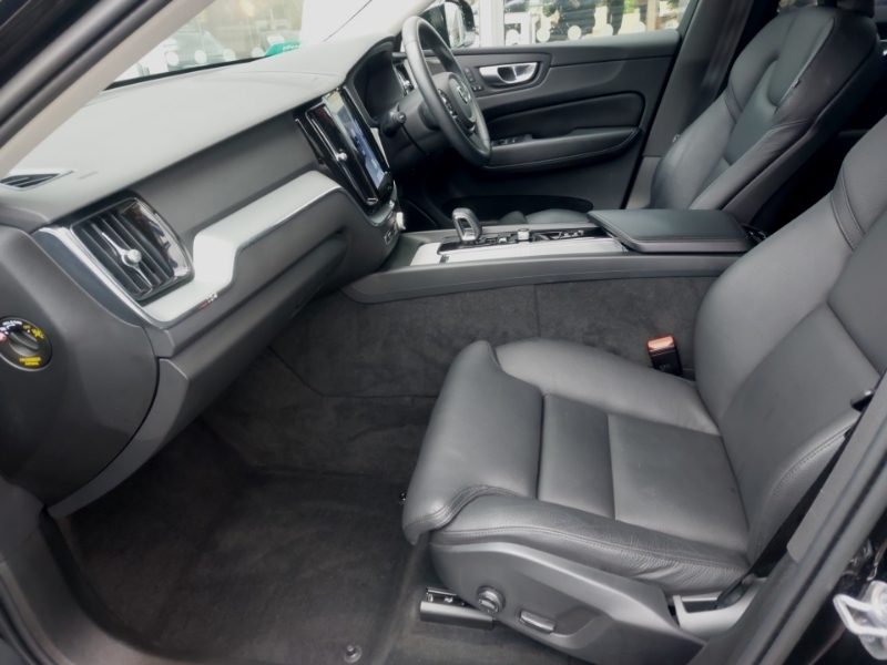 Volvo XC60 2.0 B4d Plus Dark Awd Geartronic CK23HFU Black #5