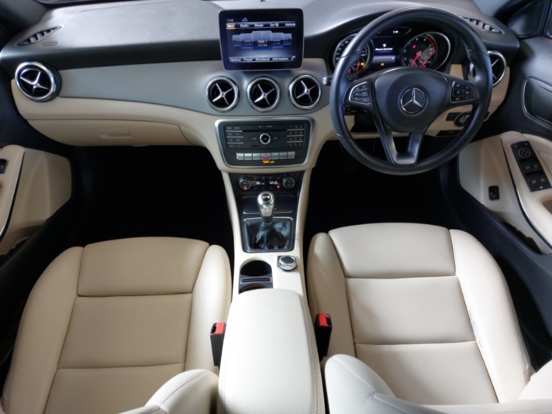 Mercedes-Benz GLA Class Gla 200 Sport Red #3