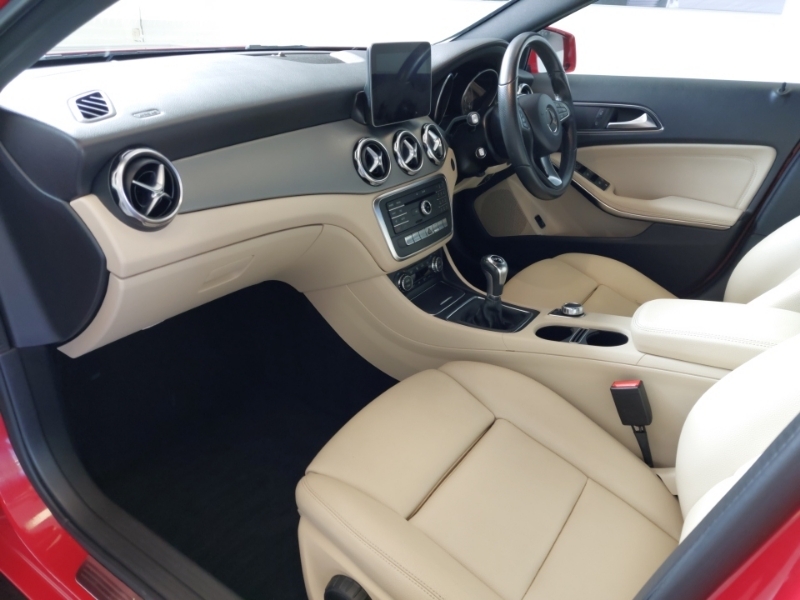 Mercedes-Benz GLA Class Gla 200 Sport Red #5
