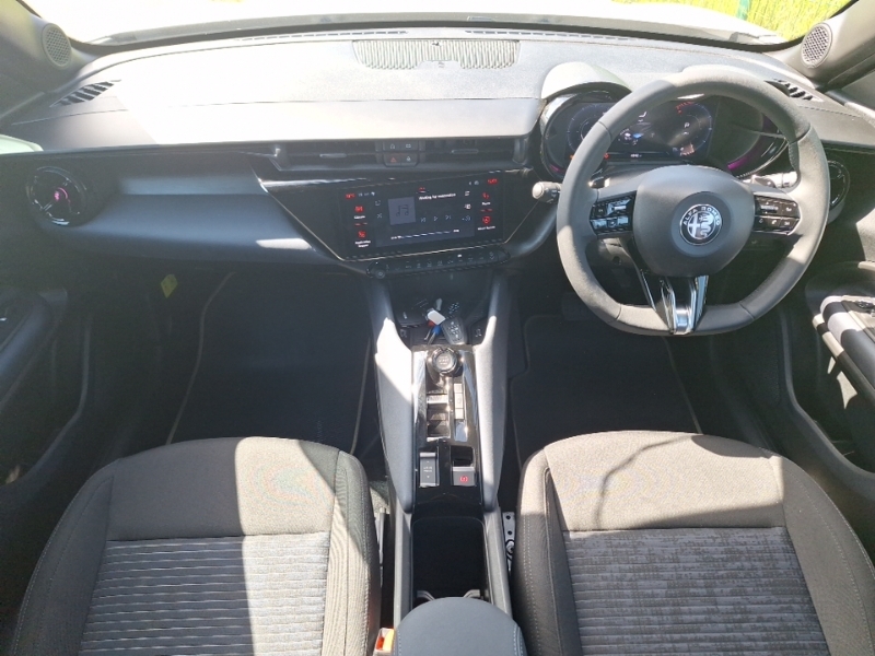 Alfa Romeo Junior 1.2 Turbo Ibrida SB25ZKC Beige #3