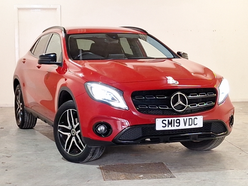 Mercedes-Benz GLA Class Gla 180 Urban Edition Red