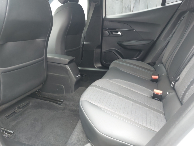 Peugeot 2008 1.2 Puretech Allure Premium SB21USE White #6