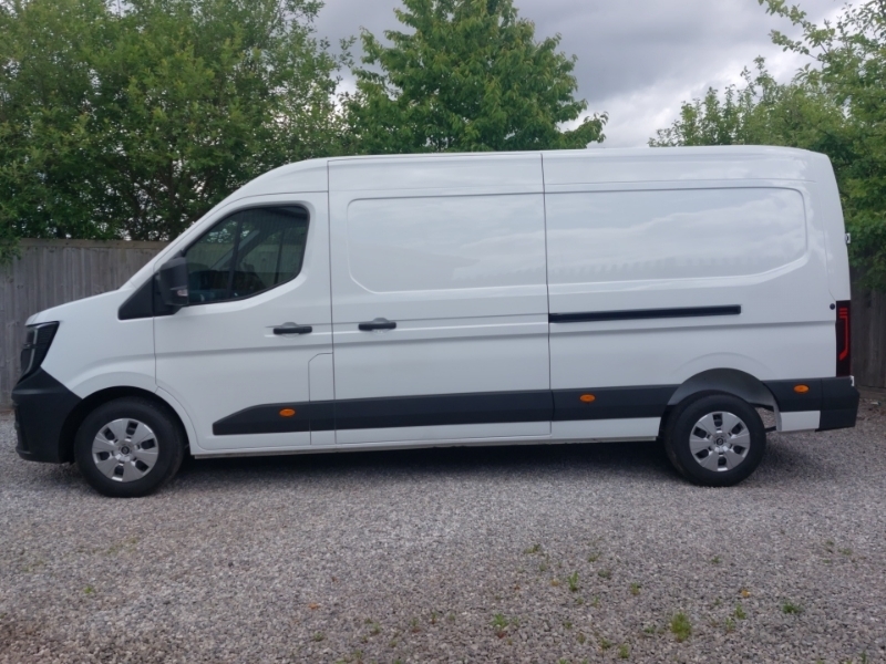 Renault Master Lm35 Blue Dci 150 Advance Medium Roof Van White #4
