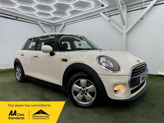 Mini Hatch 2016 1.5 Cooper Euro 6 Ss White