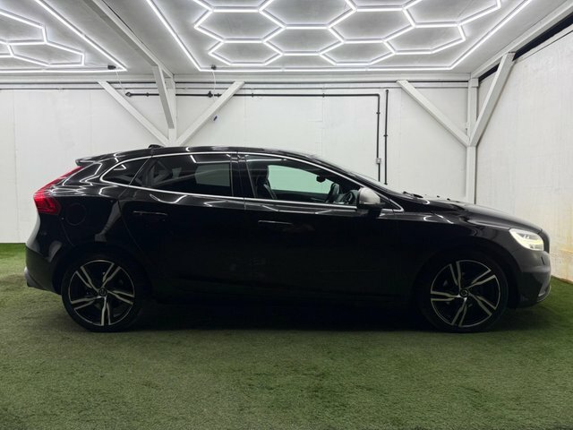 Volvo V40 2018 2.0 D2 R-design Pro Euro 6 Ss GD67YHA Black #2