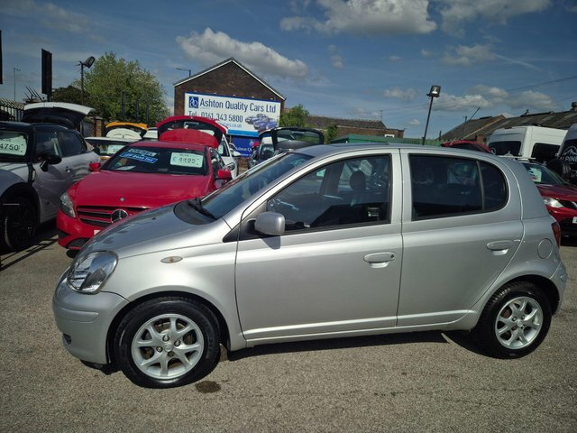 Toyota Yaris 1.3 Vvt-i T Spirit Silver #2