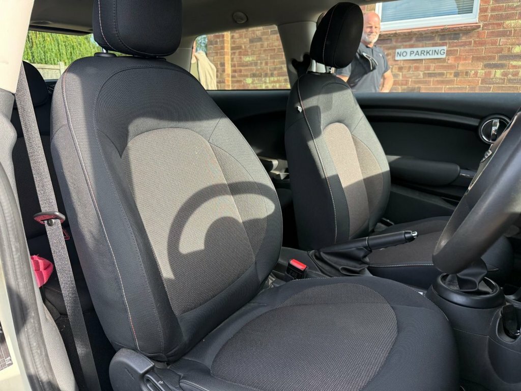 Mini Hatch 1.2L One White #3