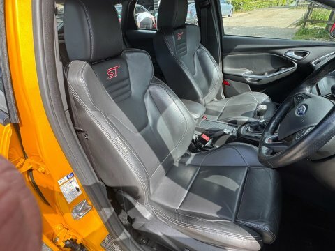 Ford Focus 2.0T Ecoboost St-3 Yellow