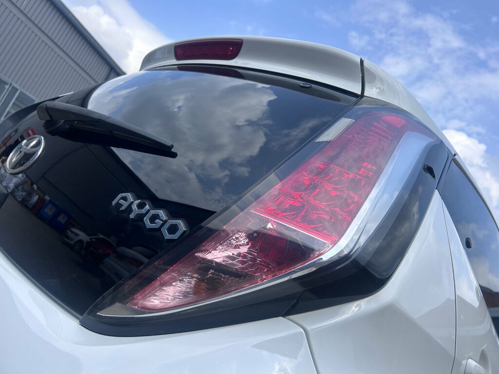Toyota Aygo 1.0 Vvt-i X-pure Hatchback Euro FM16FNV White #2
