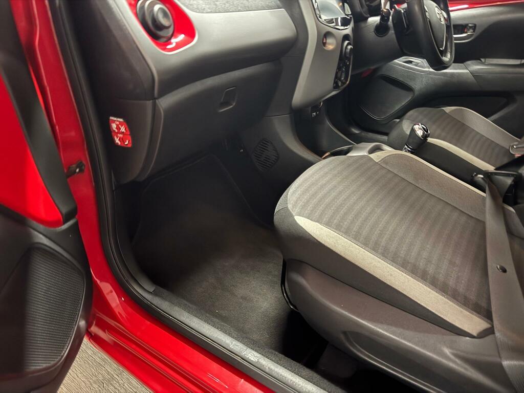 Toyota Aygo 1.0 Vvt-i X-play X-shift Euro 6 YE20LVC Red #6
