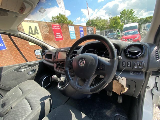 Vauxhall Vivaro Cdti 2900 Biturbo Ecotec MM19WLE White #6