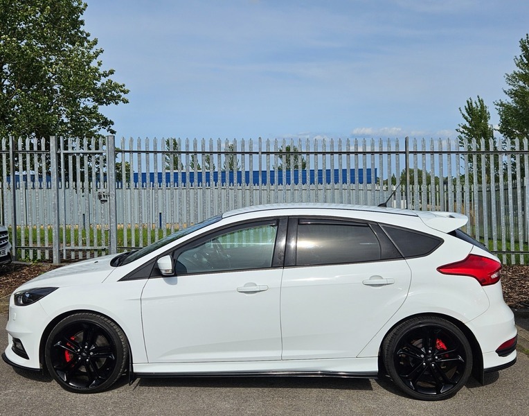 Ford Focus 2.0T Ecoboost St-3 Hatchback ND16LFX White #4