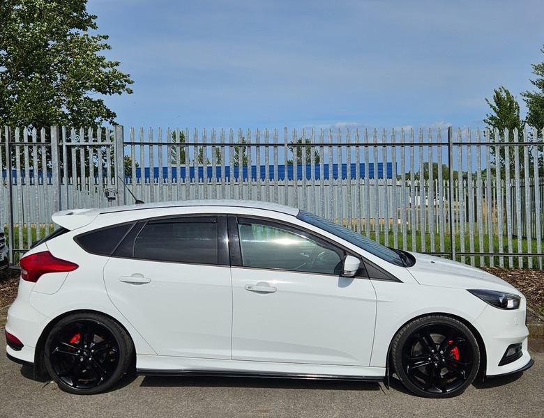 Ford Focus 2.0T Ecoboost St-3 Hatchback ND16LFX White #2