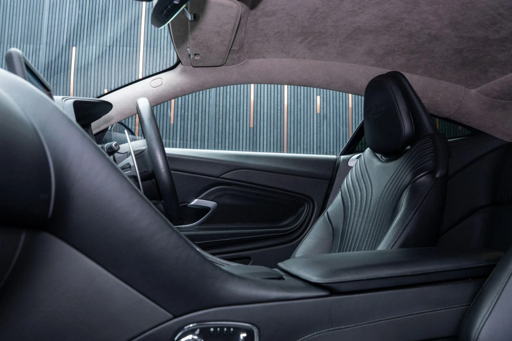 Aston Martin DB11 V8 Touchtronic Black #32