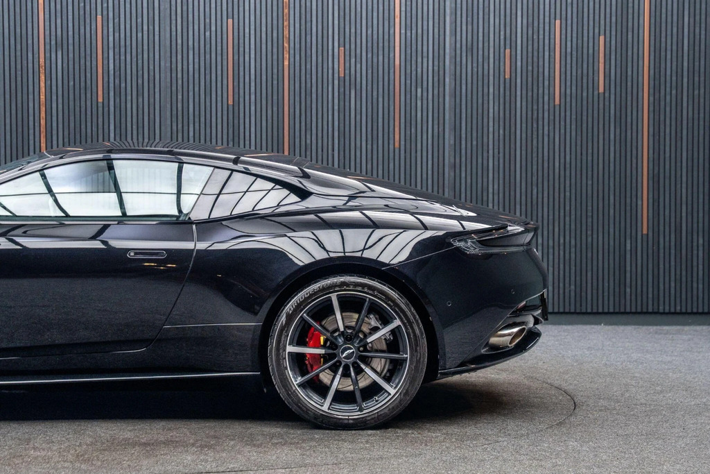 Aston Martin DB11 V8 Silver #17