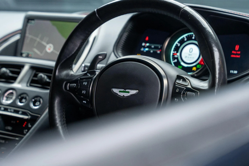 Aston Martin DB11 V8 Silver #38