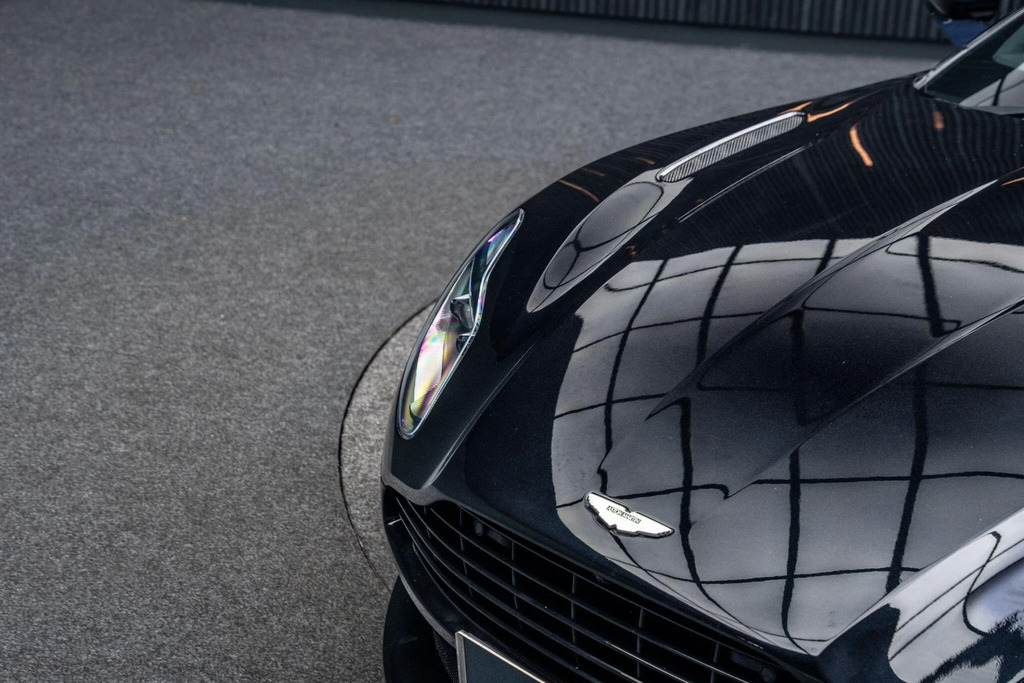 Aston Martin DB11 V8 Silver #25