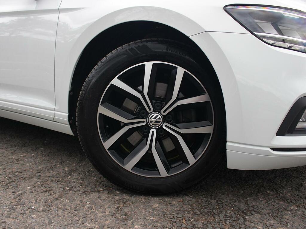 Volkswagen Passat Sel  White #3