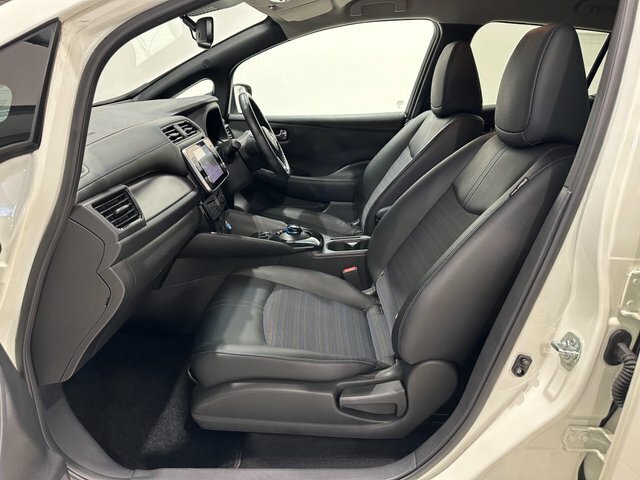 Nissan Leaf N-connecta Auto 5dr WU69KZF White #3