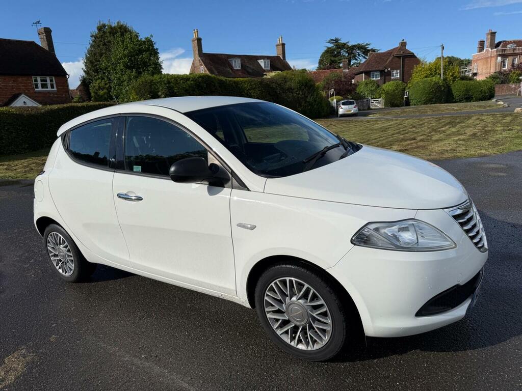 Chrysler Ypsilon Hatchback 1.2 S Euro 5 Ss 201414 White #3