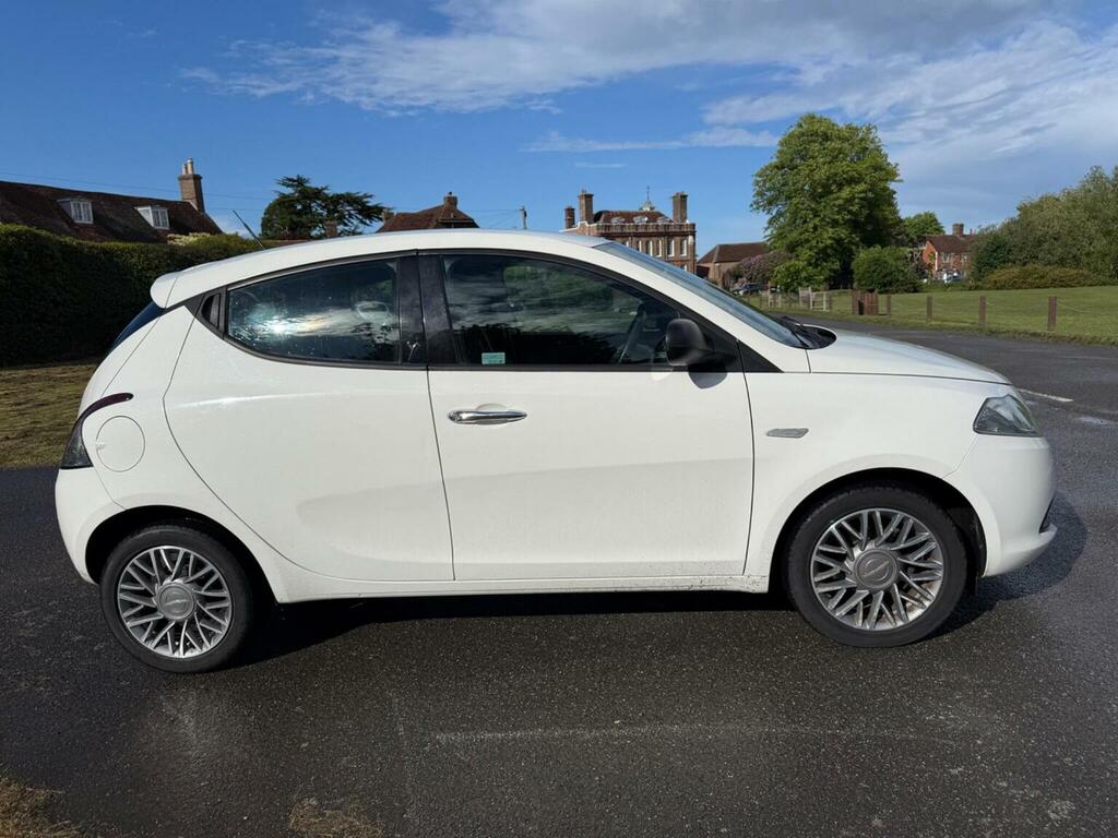 Chrysler Ypsilon Hatchback 1.2 S Euro 5 Ss 201414 White #4
