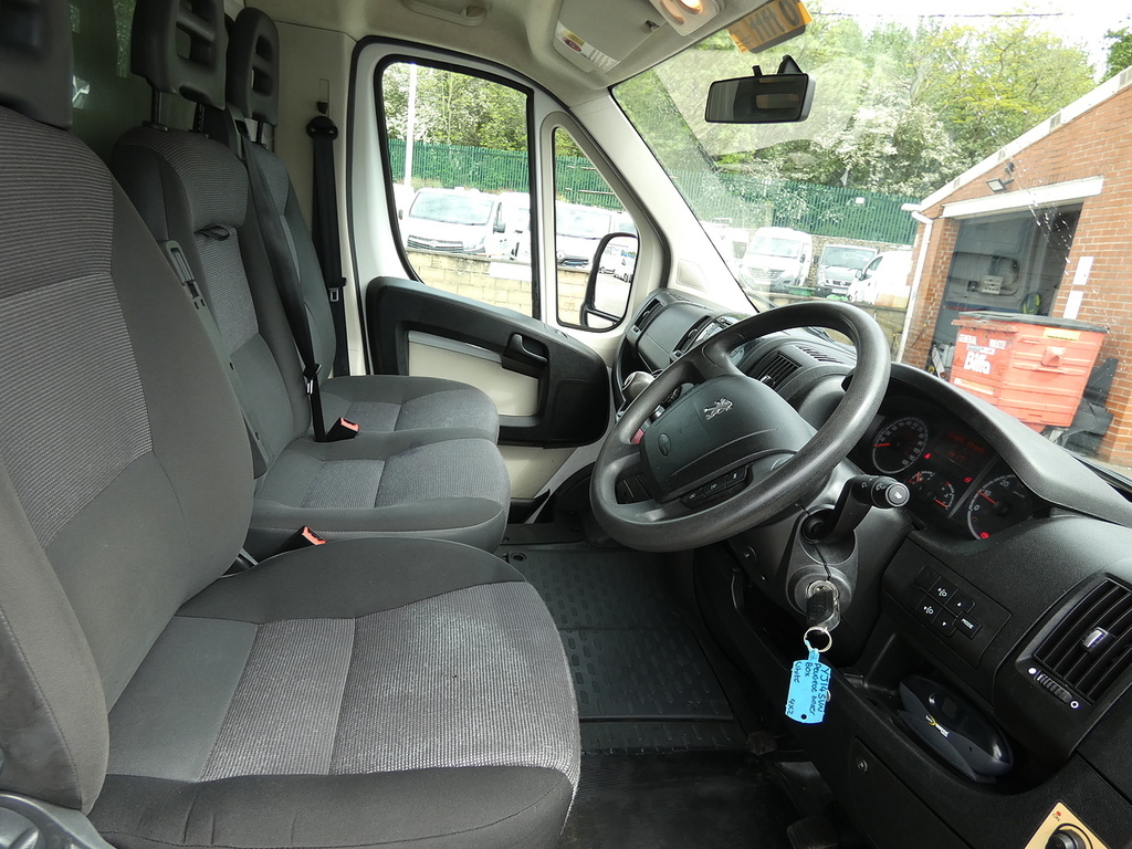 Peugeot Boxer 2.2Hdi 335 Luton With Tail Lift 3.9M Body Only 97K White