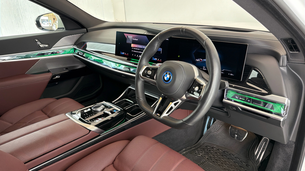 BMW i7 50 105.7Kwh M Sport Saloon Edriv White #6