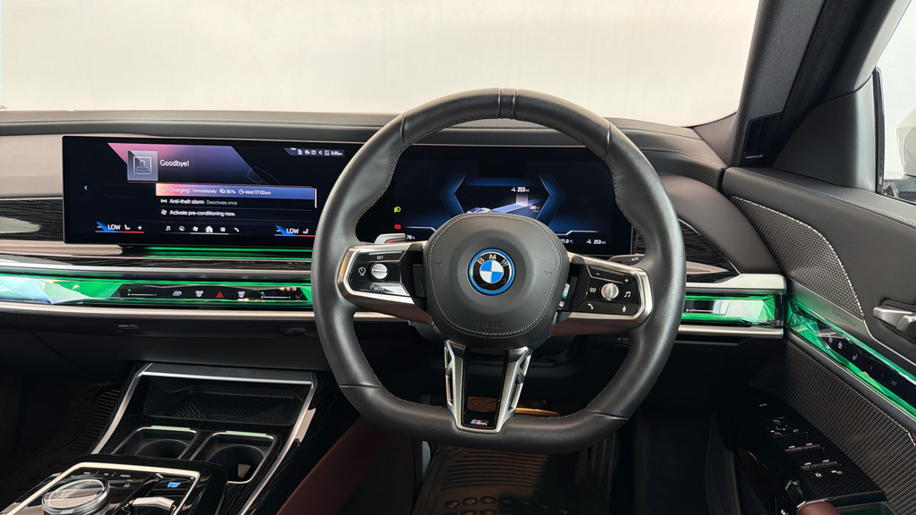 BMW i7 50 105.7Kwh M Sport Saloon Edriv White #5