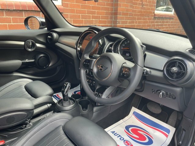 Mini Hatch Cooper Exclusive Hatchback VE22EKZ Black #2