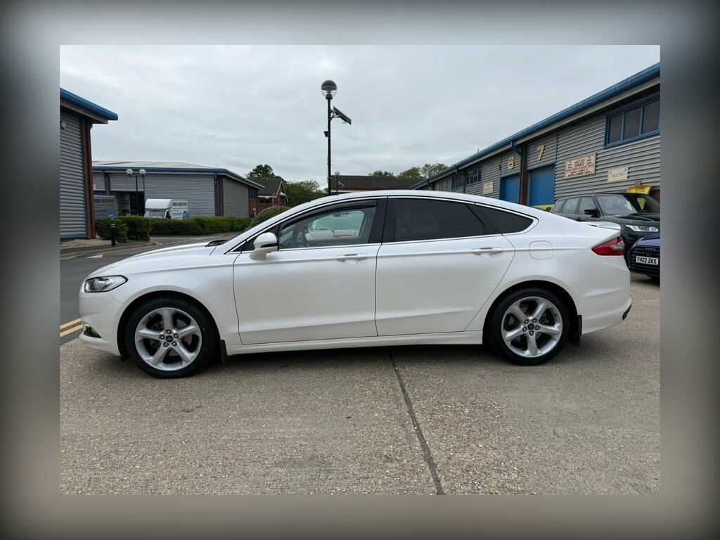 Ford Mondeo 2.0T Ecoboost Titanium Edition Hatchback Petro White #4