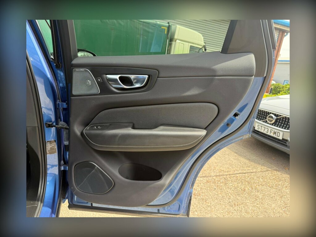 Volvo XC60 2.0H T8 Twin Engine Recharge 11.6Kwh R-design Pro LM71UOB Blue #4