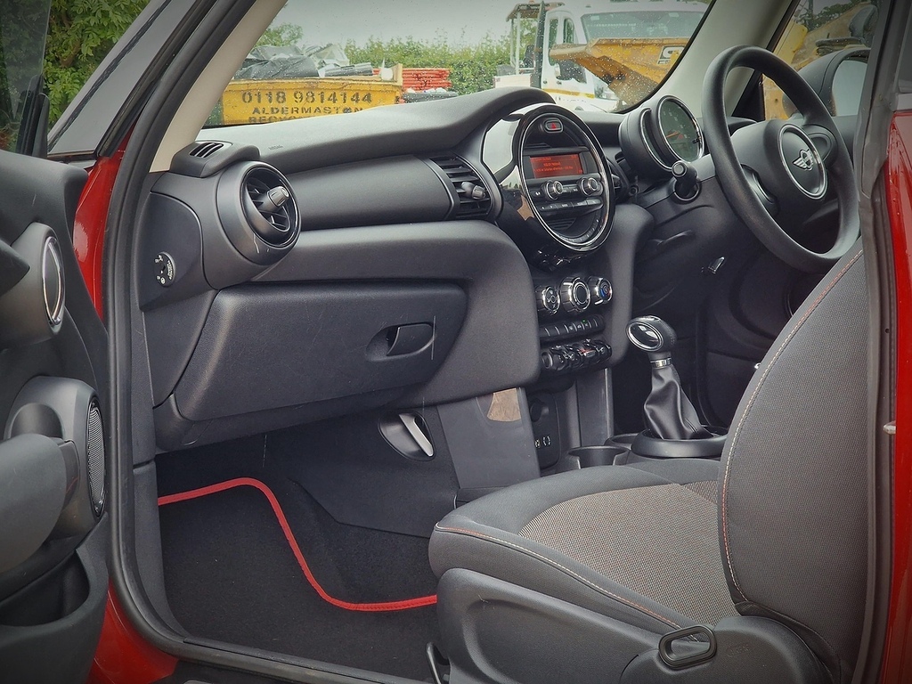 Mini Hatch One U3323 Ulez Red #6