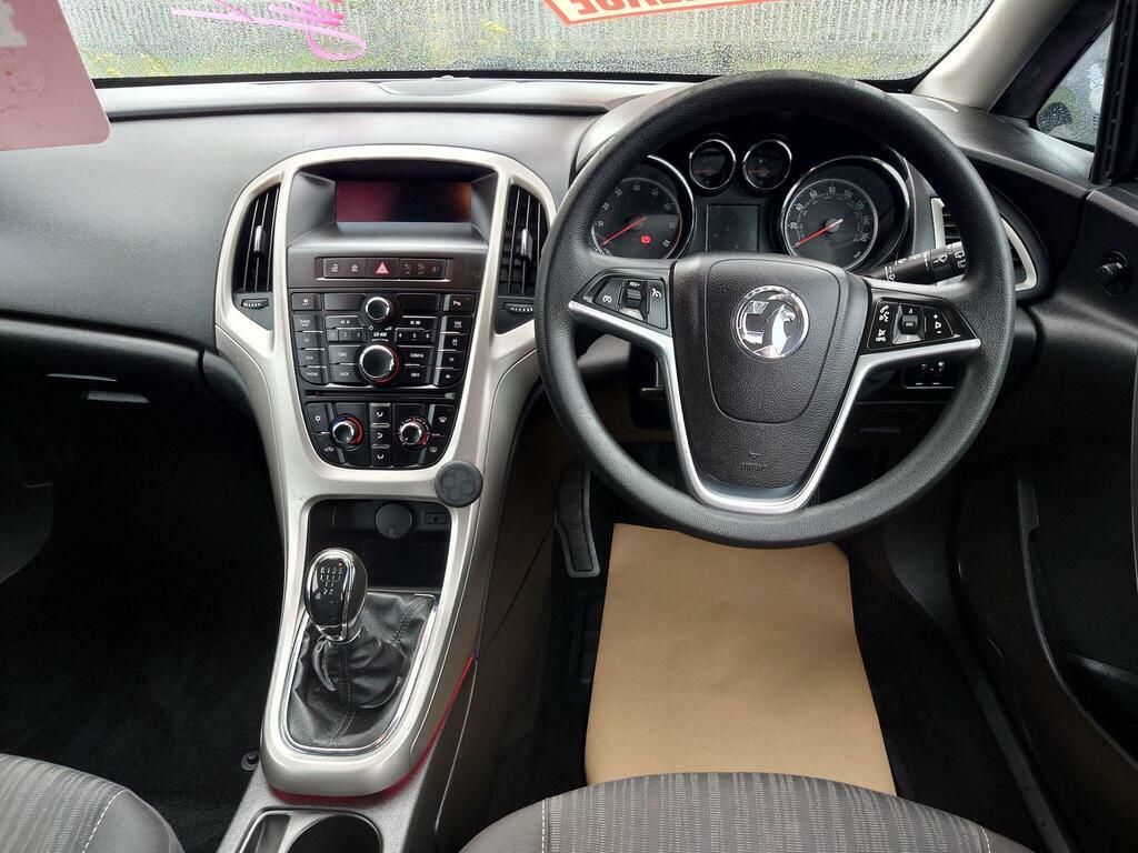 Vauxhall Astra 1.6 16V Exclusiv Euro 5 Red #3