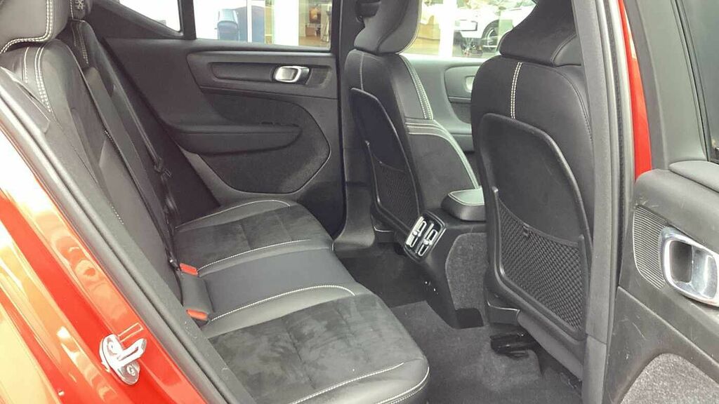 Volvo XC40 R-design, T3 Winter Pack, Sunroof KE22PFX Red #6