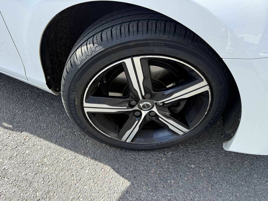 Volvo V40 T2 R-design Pro Power Seat, Front Park Ass YN19PBG White #3