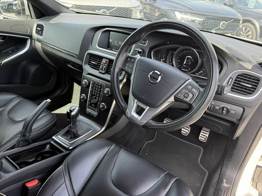 Volvo V40 T2 R-design Pro Power Seat, Front Park Ass YN19PBG White #4