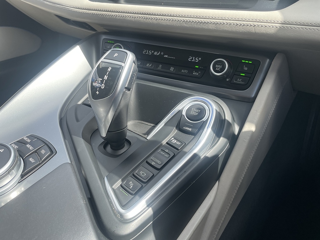 BMW i8 2dr Auto White #25