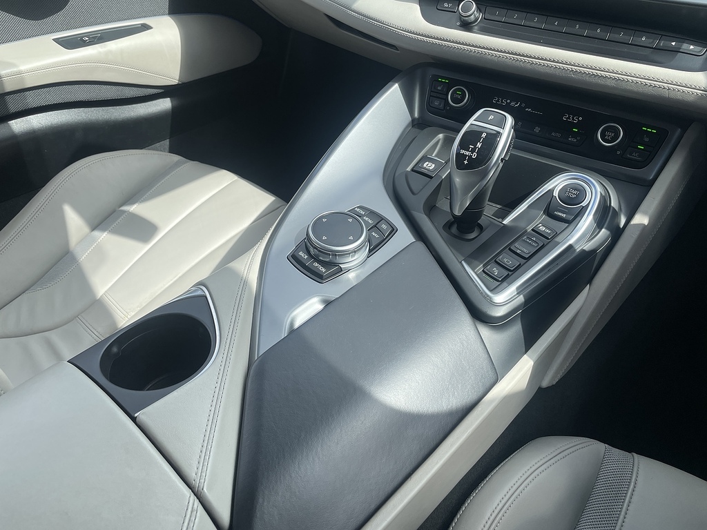 BMW i8 2dr Auto White #26