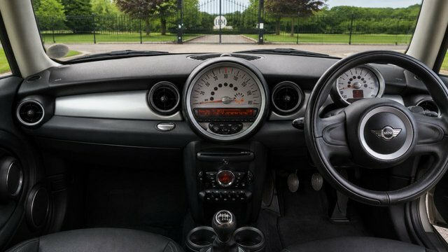 Mini Hatch 1.6 One Hatchback Euro 5 98 Ps WG12BVN White #3
