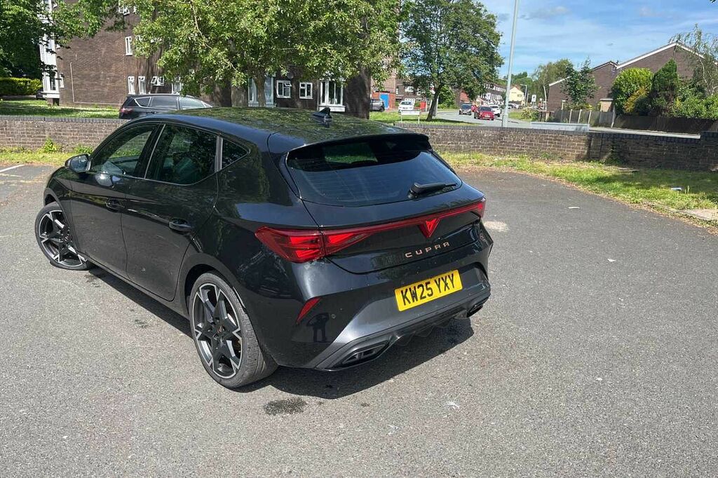 Cupra Leon 1.5 Etsi 150 V2 Dsg KW25YXY Black #3