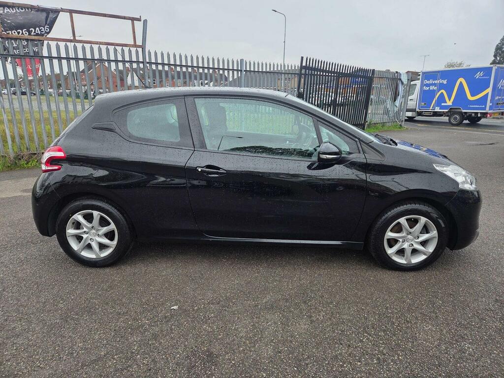 Peugeot 208 Hatchback 1.4 Hdi Active Euro 5 201515 Black #2