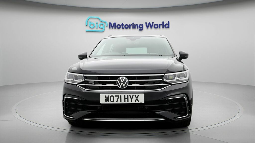 Volkswagen Tiguan R-line WO71HYX Black #2