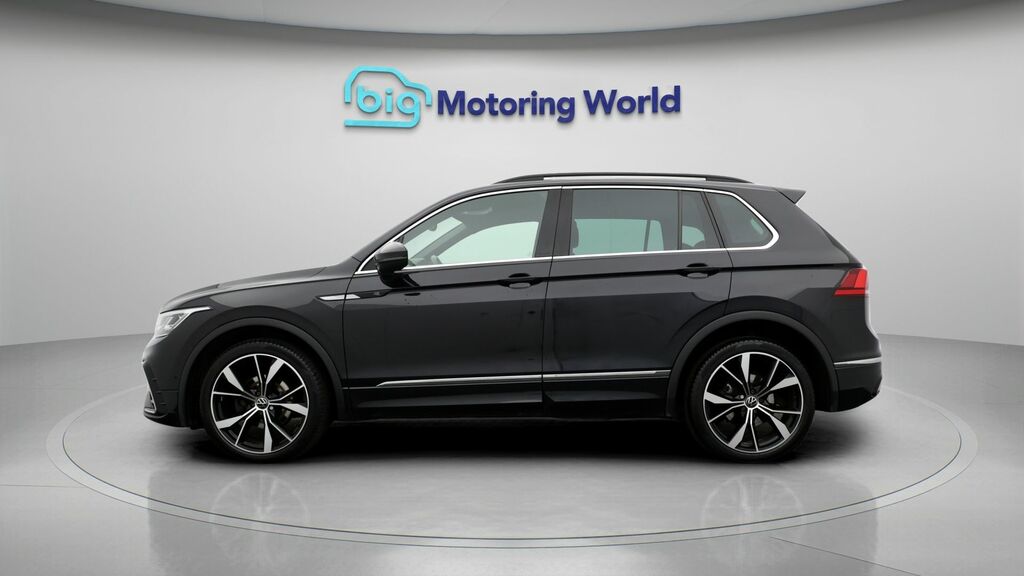 Volkswagen Tiguan R-line WO71HYX Black #4