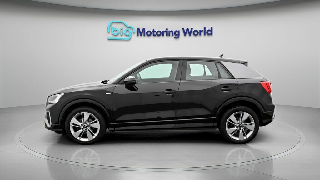 Audi Q2 S Line EK23UCR Black #4