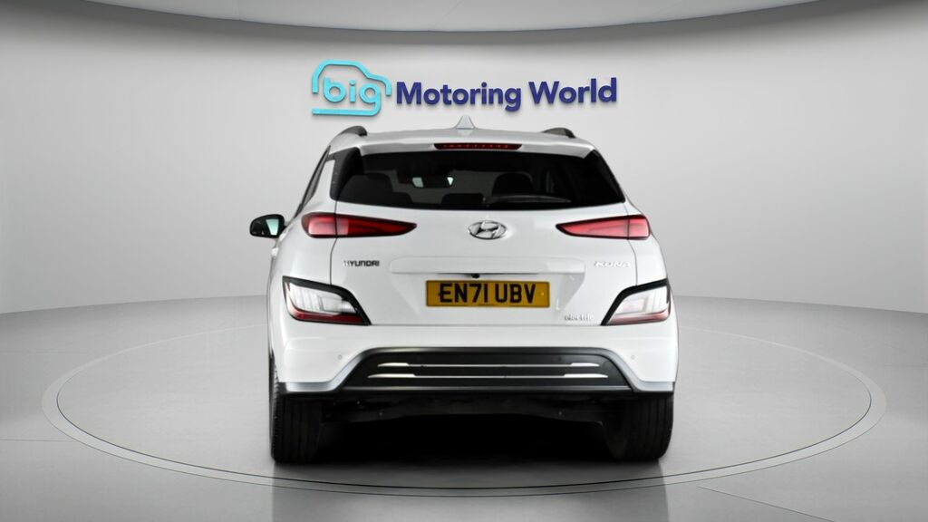 Hyundai Kona Premium White #6