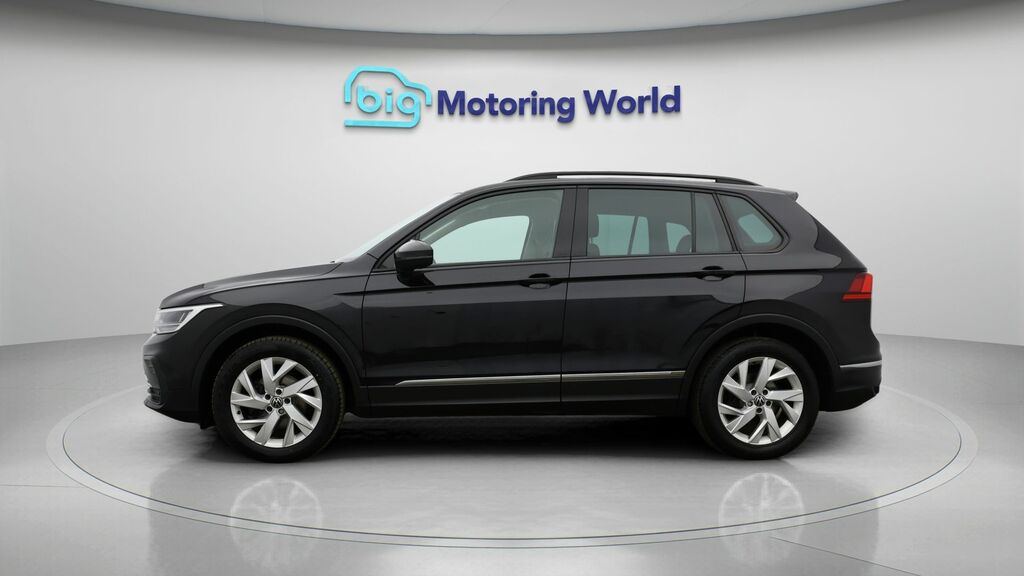 Volkswagen Tiguan Life Black #4