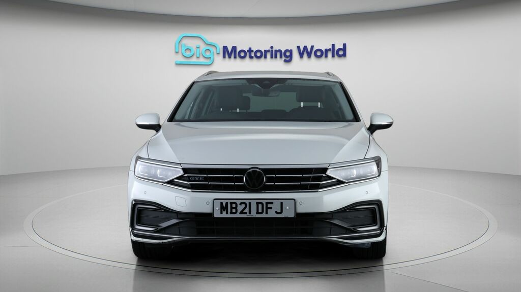 Volkswagen Passat Gte Advance MB21DFJ White #2
