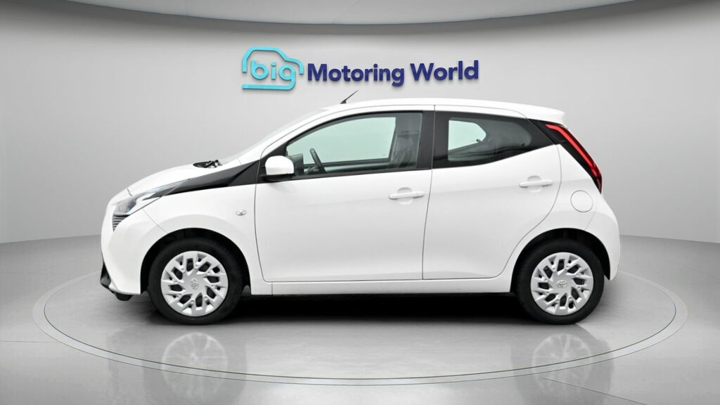Toyota Aygo X X-play LM71UZK White #4